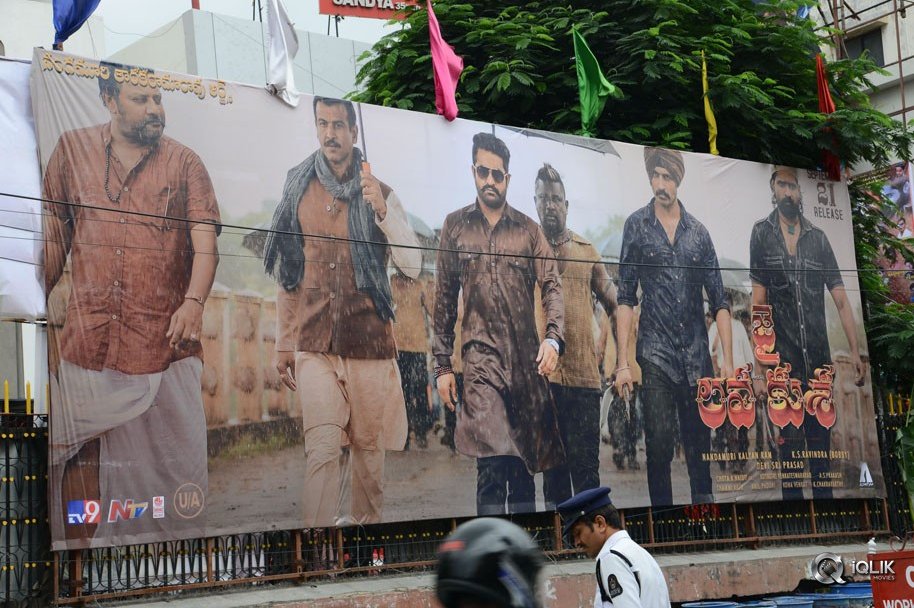 Jai-Lava-Kusa-Movie-Hungama-at-RTC-X-Roads